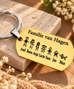 Graveren sleutelhanger Titanium met poppetjes, namen, datum en tekst bijzonder cadeau goud
