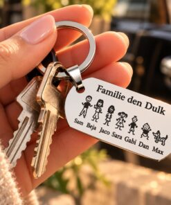 Graveren sleutelhanger Titanium met poppetjes, namen, datum en tekst bijzonder cadeau zwart