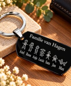 Graveren sleutelhanger Titanium met poppetjes, namen, datum en tekst bijzonder cadeau zwart