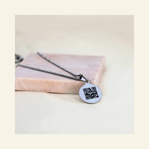 Gravure de collier avec code QR pendentif titane argenté chaîne avec code secret