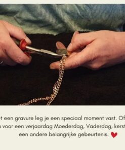 Ketting met gravering namen Sieraden graveren Gravering hartje kleur goud Een hanger graveren met naam vrouw