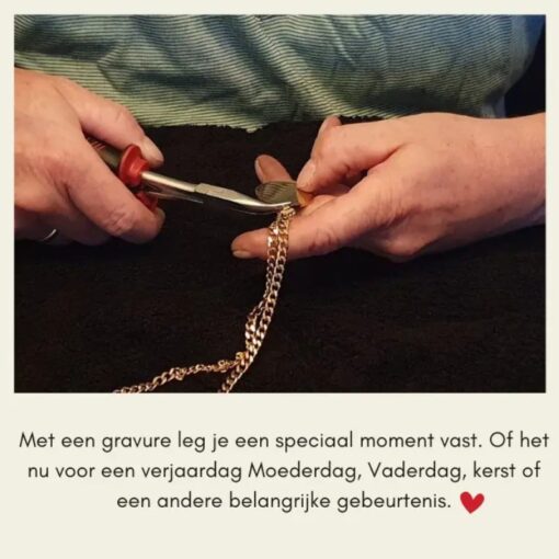 Ketting met gravering namen Sieraden graveren Gravering hartje kleur goud Een hanger graveren met naam vrouw
