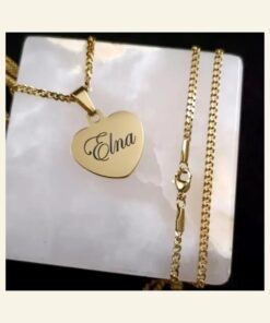 Ketting met gravering namen Sieraden graveren Gravering hartje kleur goud Een hanger graveren met naam vrouw
