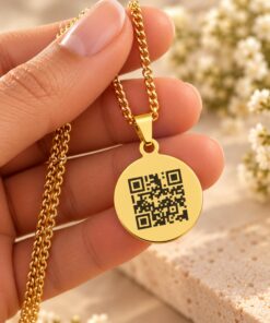 Graveerbare ketting met persoonlijke QR code met hanger in gouden kleur