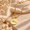Hanger met naam graveren goud kleurig vriend, vriendin kind ronde hanger met ketting
