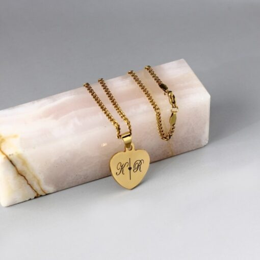 Ketting initialen goud kleurig Ketting met hartje 2 initialen graveren hartje met ketting |