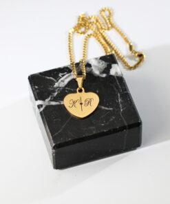 Ketting initialen goud kleurig Ketting met hartje 2 initialen graveren hartje met ketting |