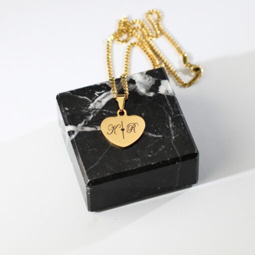 Ketting initialen goud kleurig Ketting met hartje 2 initialen graveren hartje met ketting |