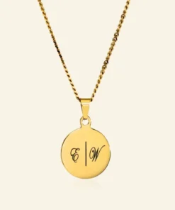 Initialen ketting goud kleurig carpe diem met 2 intialen titanium hanger