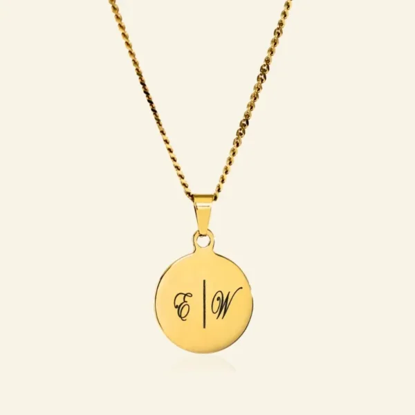 Initialen ketting goud kleurig carpe diem met 2 intialen titanium hanger