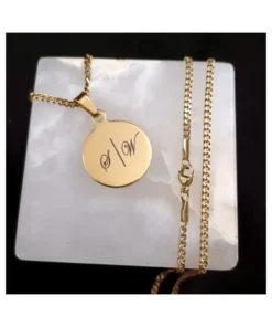 Collier avec initiales de couleur dorée carpe diem avec pendentif en titane et 2 initiales