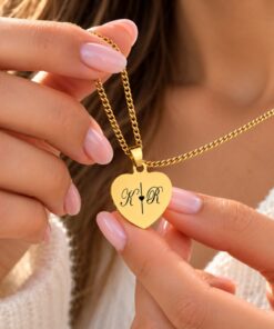 Ketting initialen goud kleurig Ketting met hartje 2 initialen graveren hartje met ketting 3