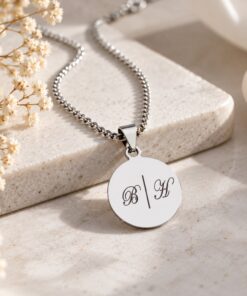 Ketting met initialen zilver Zilveren kleurige hanger graveren