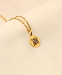 Graveerbare ketting met persoonlijke QR code met hanger in gouden kleur