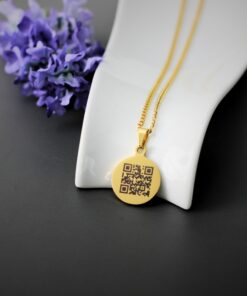 Graveerbare ketting met persoonlijke QR code met hanger in gouden kleur