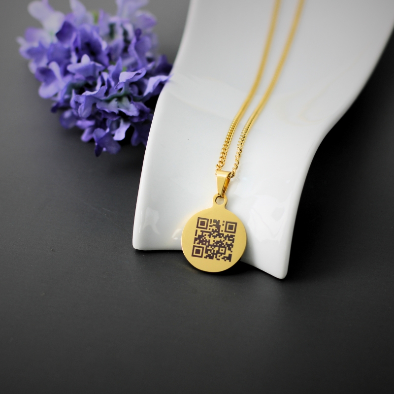Graveerbare ketting met persoonlijke QR code met hanger in gouden kleur