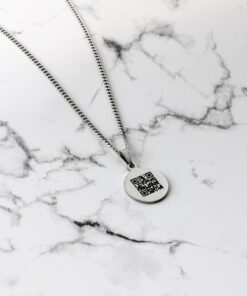 Gravure de collier avec code QR pendentif titane argenté chaîne avec code secret