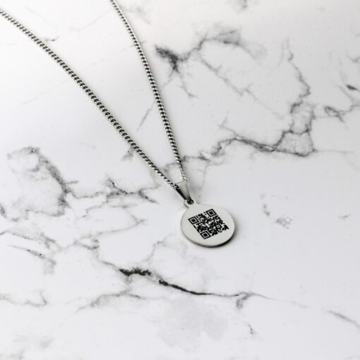 Gravure de collier avec code QR pendentif titane argenté chaîne avec code secret