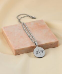 Ketting met initialen zilver Zilveren kleurige hanger graveren