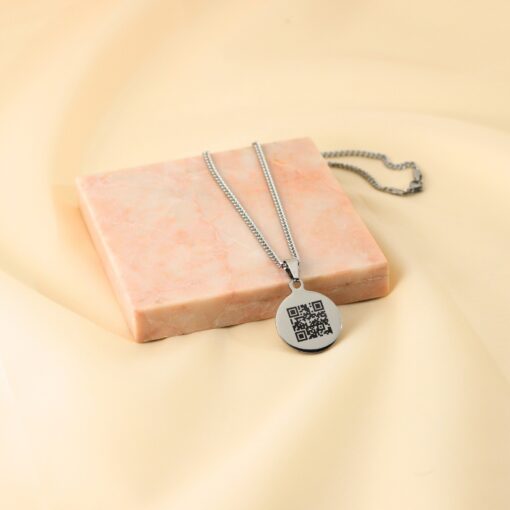 Gravure de collier avec code QR pendentif titane argenté chaîne avec code secret