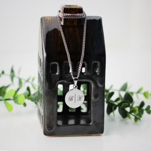 Ketting met initialen zilver Zilveren kleurige hanger graveren