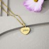 Ketting met gravering namen Sieraden graveren Gravering hartje kleur goud Een hanger graveren met naam vrouw