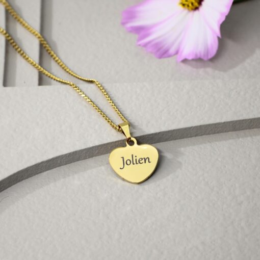 Ketting met gravering namen Sieraden graveren Gravering hartje kleur goud Een hanger graveren met naam vrouw