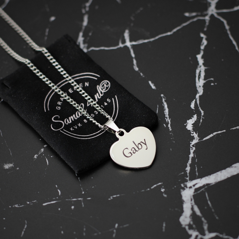 Dames ketting graveren | hartje met naam of tekst Titanium zilveren kleur
