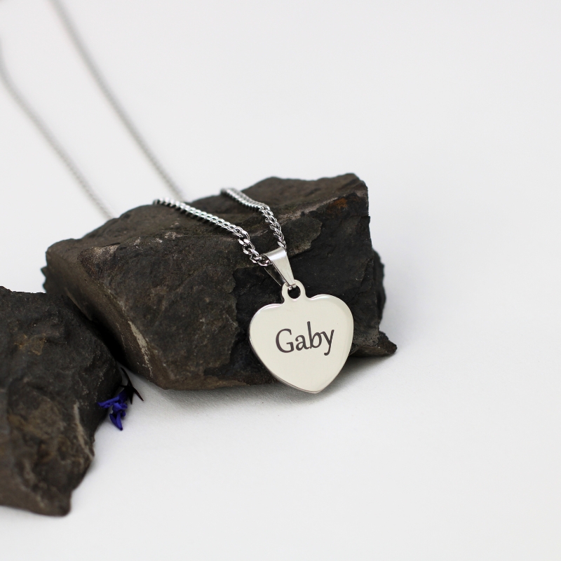 Dames ketting graveren | hartje met naam of tekst Titanium zilveren kleur
