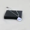 Ketting met naam zilver kleurig gegraveerd in lettertype Carpe Diem Zilveren hanger van Titanium
