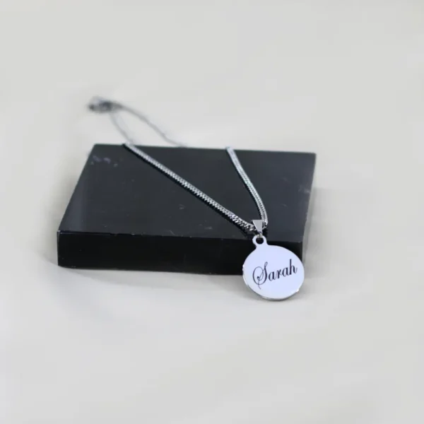 Collier avec nom couleur argent gravé en police Carpe Diem Pendentif argenté en titane