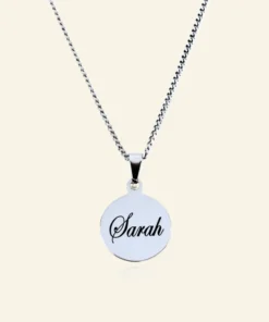 Ketting met naam zilver kleurig gegraveerd in lettertype Carpe Diem Zilveren hanger van Titanium