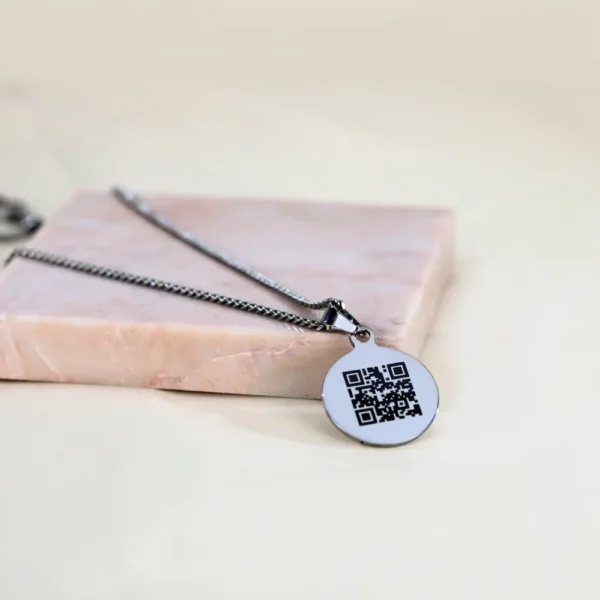 Gravure de collier avec code QR pendentif titane argenté chaîne avec code secret