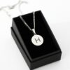 Ketting met letter Titanium ronde hanger laten graveren zilver kleurig S, J ,M of I