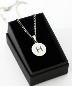 Ketting met letter Titanium ronde hanger laten graveren zilver kleurig S, J ,M of I