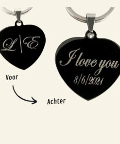 sleutelhanger met letters graveren Titanium met initialen en eigen tekst zwart