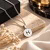 Ketting met letter Titanium ronde hanger laten graveren zilver kleurig S, J ,M of I