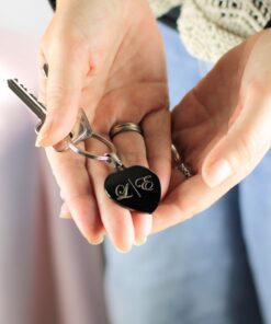 sleutelhanger met letters graveren Titanium met initialen en eigen tekst zwart