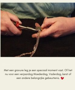 sleutelhanger met letters graveren Titanium met initialen en eigen tekst zwart