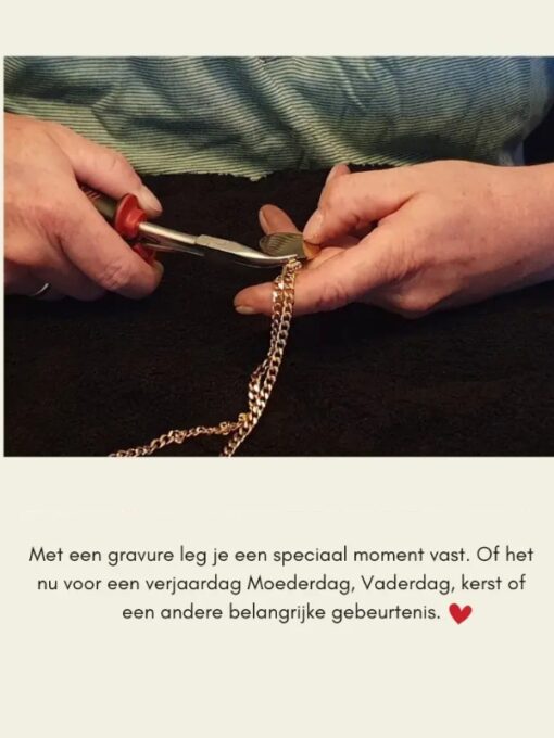 sleutelhanger met letters graveren Titanium met initialen en eigen tekst zwart