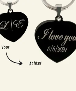 sleutelhanger met letters graveren Titanium met initialen en eigen tekst zwart