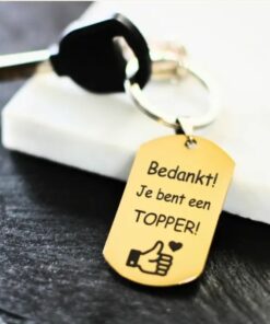 Sleutelhanger laten maken - Ontwerp je eigen custom Titanium sleutelhanger laten graveren goudkleurig