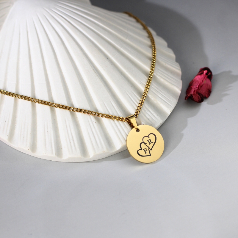 Collier avec pendentif couleur or en cœur et initiales 2 cœurs