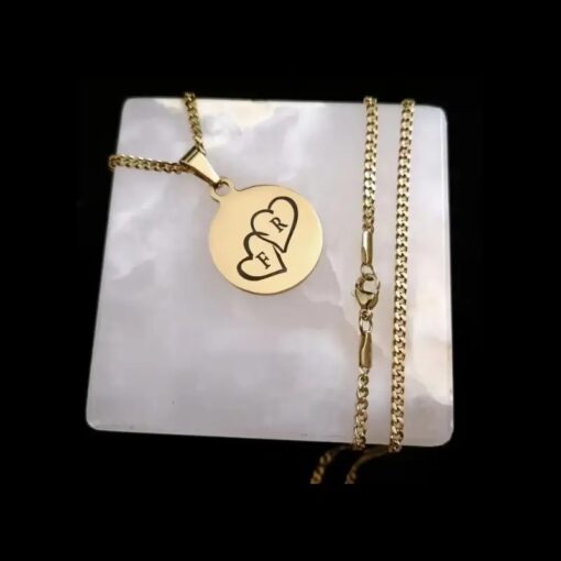Ketting met hartjes goud kleurig Titanium hanger met Initialen 2 hartjes