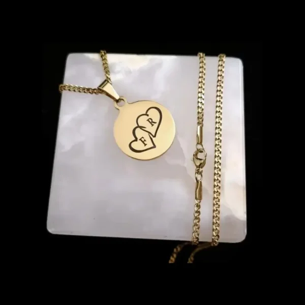 Collier avec cœurs couleur or - Pendentif en titane avec initiales et 2 cœurs