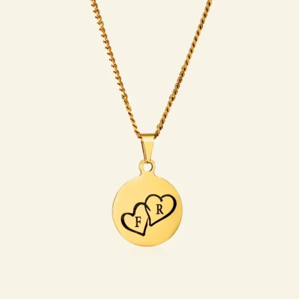 Ketting met hartjes goud kleurig Titanium hanger met Initialen en 2 hartjes