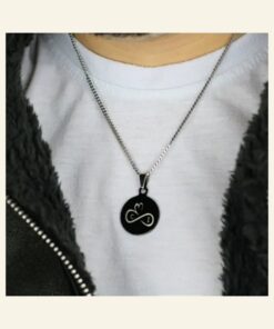 Ketting met 2 initialen zwart zwarte unisex hanger met zilveren ketting Graveren met letters twee initialen