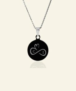 Ketting met 2 initialen zwart zwarte unisex hanger met zilveren ketting Graveren met letters twee initialen