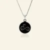 Ketting met 2 initialen zwart zwarte unisex hanger met zilveren ketting Graveren met letters twee initialen