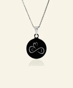 Ketting met 2 initialen zwart zwarte unisex hanger met zilveren ketting Graveren met letters twee initialen